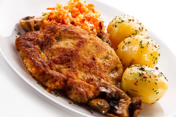 Gebakken Varkensvlees Met Gekookte Aardappelen Champignons Koolsalade — Stockfoto