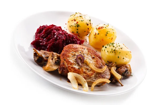 油炸猪肉配煮熟的土豆 蘑菇和卷心菜沙拉 — 图库照片