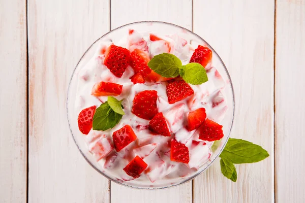 Gesnipperde Aardbeien Met Zure Room Kom — Stockfoto