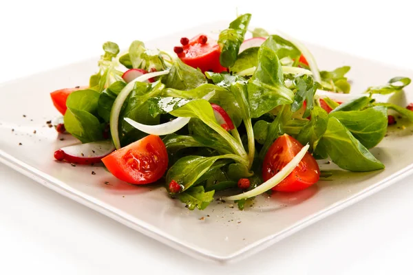 白盘上的健康素食沙拉 — 图库照片