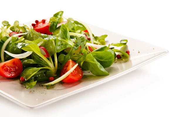 Здоровый Вегетарианский Салат Белой Тарелке — стоковое фото
