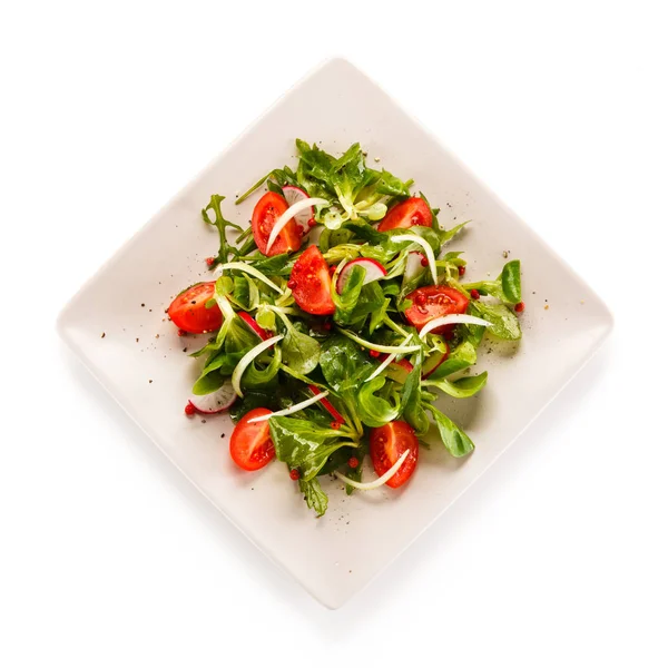 ホワイトプレート上の健康的なベジタリアンサラダ — ストック写真