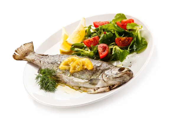 Gebratener Fisch Mit Zitrone Und Frischem Salat — Stockfoto