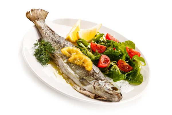 Gebratener Fisch Mit Zitrone Und Frischem Salat — Stockfoto