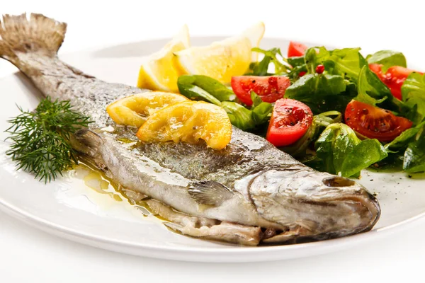 Gebratener Fisch Mit Zitrone Und Frischem Salat — Stockfoto