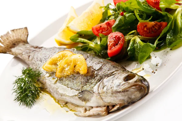 Gebratener Fisch Mit Zitrone Und Frischem Salat — Stockfoto