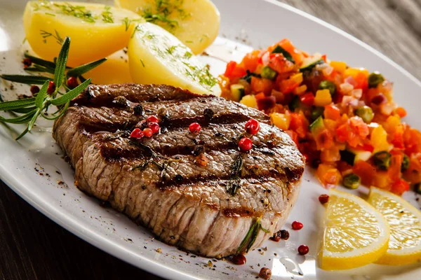 Hovězí Steak Salátem Vařenými Brambory — Stock fotografie