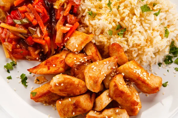Pikantes Gericht Asiatischen Stil Mit Reis Huhn Und Gemüse — Stockfoto