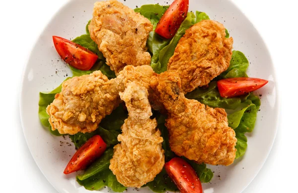 Cosce Pollo Impanate Con Verdure Piatto Bianco — Foto Stock