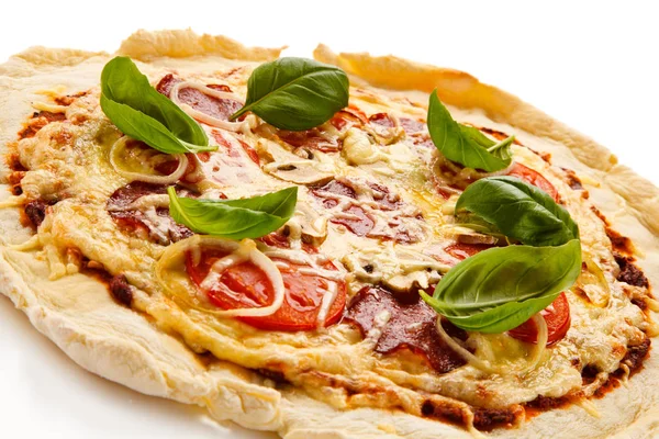 Schließen Sie Ansicht Der Pizza Isoliert Auf Weißem Hintergrund — Stockfoto