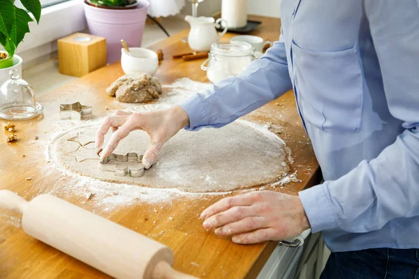 Vrouw Maken Van Kerstkoekjes Peperkoek Keuken — Stockfoto