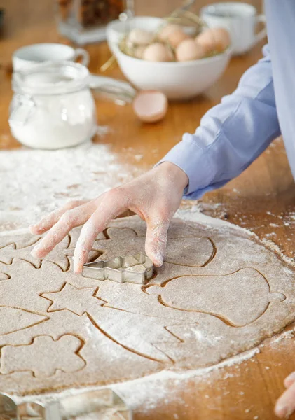 キッチンでクリスマスのジンジャーブレッド クッキーを作り女性 — ストック写真
