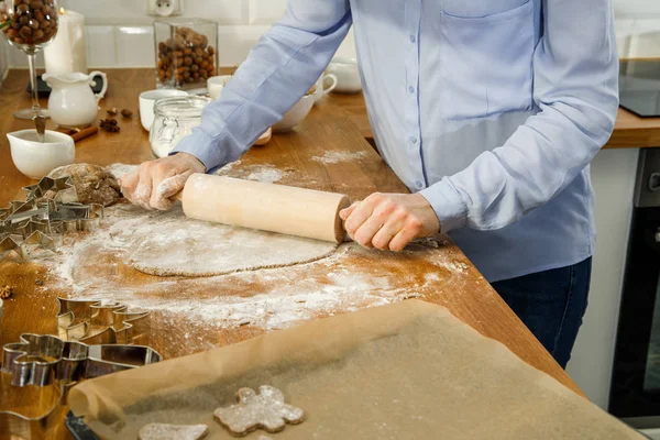 Mujer Haciendo Galletas Jengibre Navidad Cocina — Foto de Stock