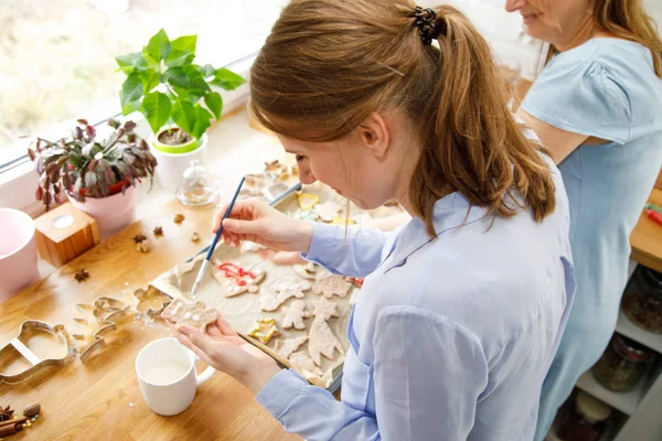 Kadın Mutfakta Zencefilli Kurabiye Pişiriyor — Stok fotoğraf