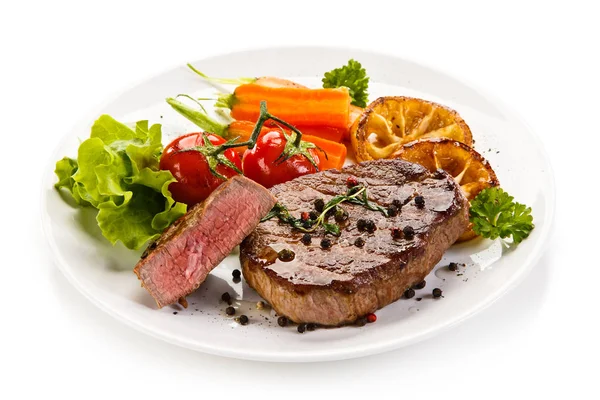 Carne Grelhada Com Limão Legumes Frescos — Fotografia de Stock