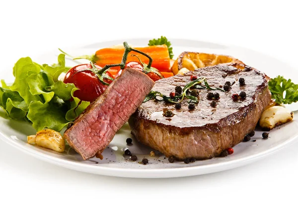 Carne Grelhada Com Limão Legumes Frescos — Fotografia de Stock