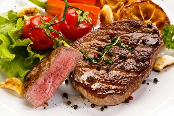 Carne Grelhada Com Limão Legumes Frescos — Fotografia de Stock