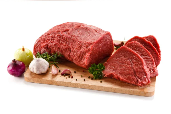 Carne Rodajas Con Especias Sobre Tabla Madera — Foto de Stock