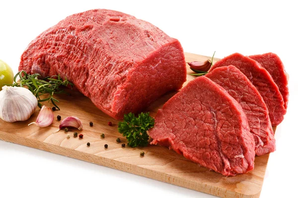 Carne Rodajas Con Especias Sobre Tabla Madera —  Fotos de Stock