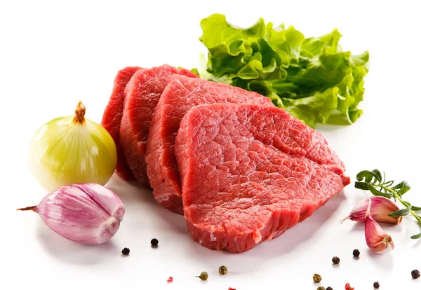 Rinderscheiben Mit Gemüse Und Gewürzen Auf Weißem Hintergrund — Stockfoto