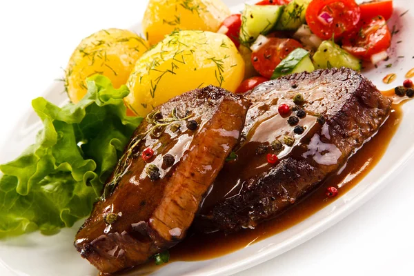 Carne Frita Com Molho Batatas Cozidas Legumes — Fotografia de Stock