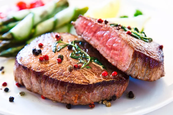 Medalhão Carne Com Legumes — Fotografia de Stock