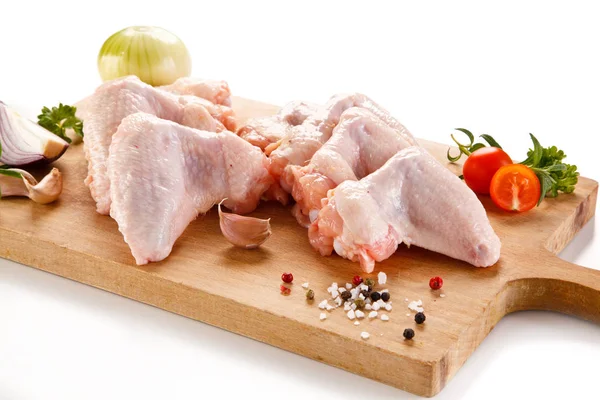 Ali Pollo Crude Con Ingredienti Tavola Legno — Foto Stock