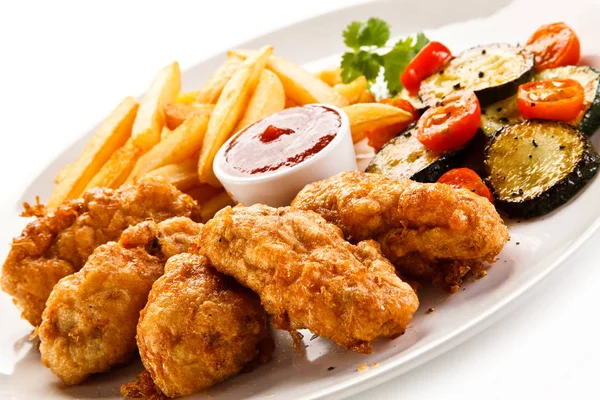 Alitas Pollo Frito Con Papas Fritas Calabacín Salsa Barbacoa — Foto de Stock