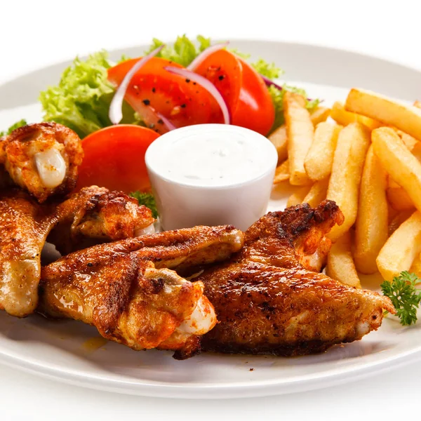 Fűszeres Csirkeszárny Friss Zöldségekkel Sült Krumplival Krémmártással — Stock Fotó