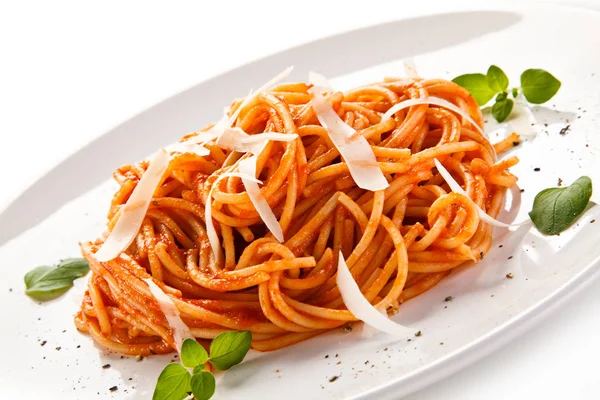 Nudeln Mit Tomatensauce Parmesan Und Basilikumblättern — Stockfoto