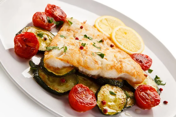 Gebratener Fisch Mit Zucchini Kirschtomaten Und Zitronenscheiben — Stockfoto