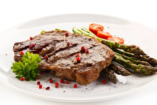 Grilovaný Hovězí Steak Chřestem Cherry Rajčaty — Stock fotografie