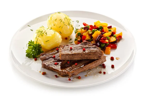 Grilled Beef Boiled Potatoes Vegetables — Stock Photo, Image