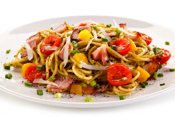 Espaguetis Con Tocino Tomates Cherry Pimientos Cebolla Verde — Foto de Stock