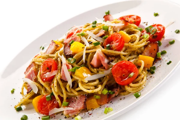 Espaguetis Con Tocino Tomates Cherry Pimientos Cebolla Verde —  Fotos de Stock