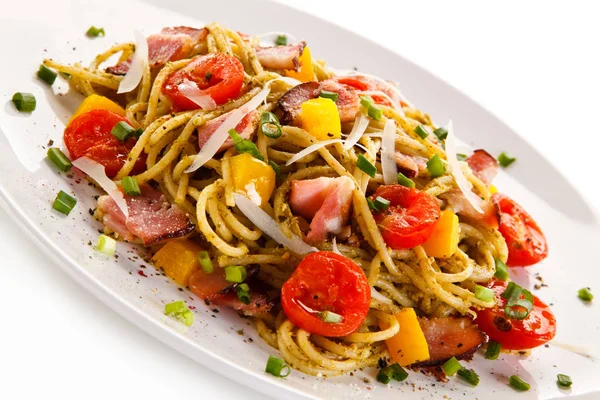 Spaghetti Con Pancetta Pomodorini Peperoni Cipolla Verde — Foto Stock