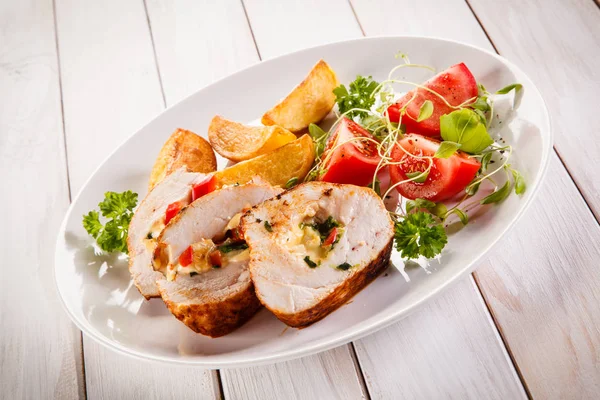 Rollo Pollo Relleno Con Papas Fritas Tomates Frescos — Foto de Stock