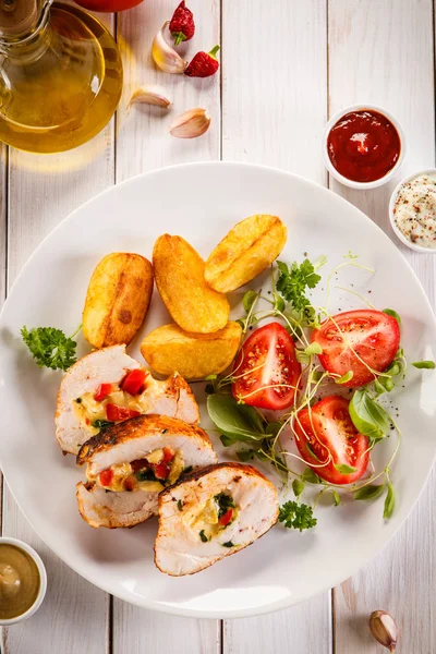 Rollo Pollo Relleno Con Papas Fritas Tomates Frescos — Foto de Stock