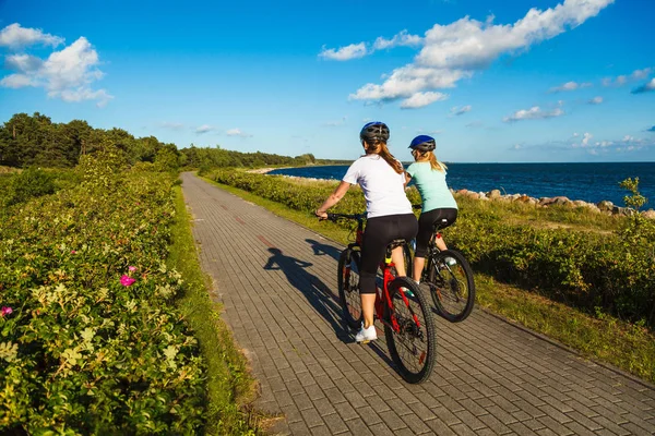Två Kvinnor Sportkläder Cyklar Stranden — Stockfoto