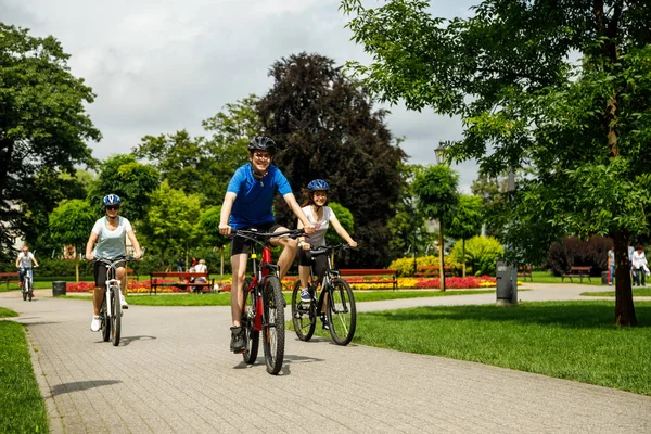 Hälsosam Livsstil Människor Ridning Cyklar Stadsparken — Stockfoto