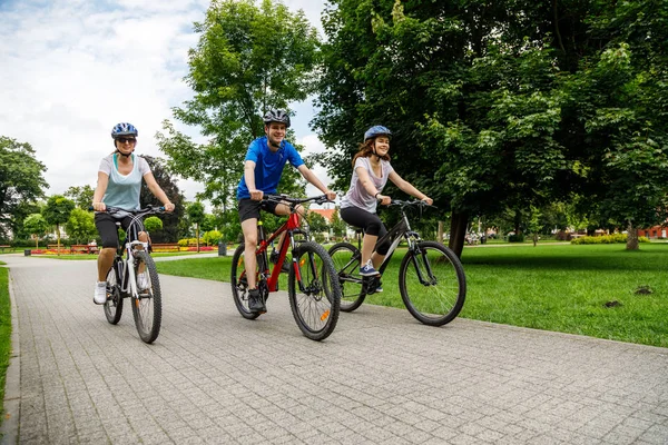 Υγιεινού Τρόπου Ζωής Άνθρωποι Ιππασία Ποδήλατα Στο Πάρκο Της Πόλης — Φωτογραφία Αρχείου