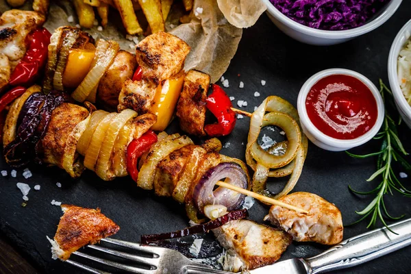 Shashlik Pinchos Con Papas Fritas Ensaladas Salsa Barbacoa — Foto de Stock