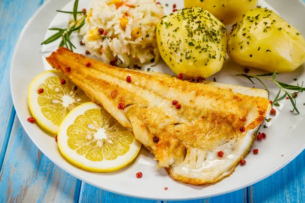 Kızarmış Balık Haşlanmış Patates Lahana Salatası Limon — Stok fotoğraf