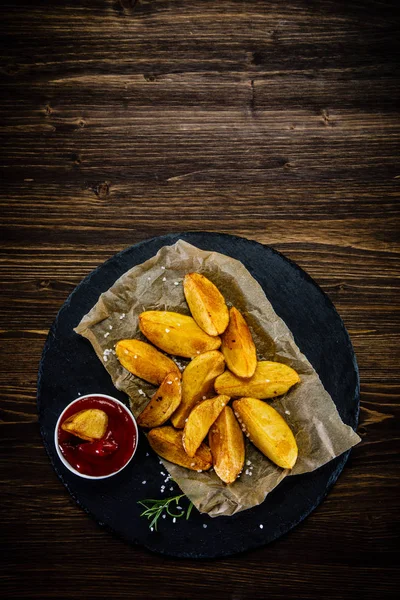 Sült Krumpli Ketchuppal Tálalva — Stock Fotó
