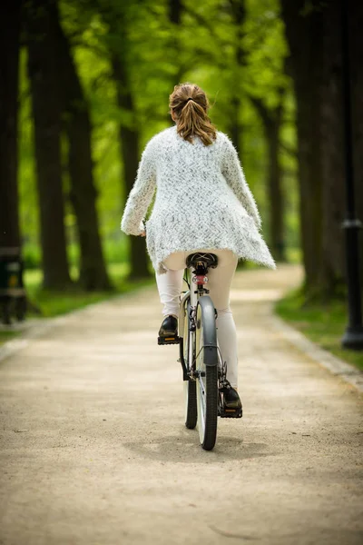 Mujer Traje Blanco Montar Bicicleta Parque Primavera — Foto de Stock