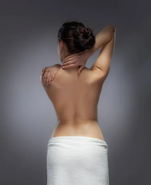Junge Frau Spürt Nackenschmerzen — Stockfoto