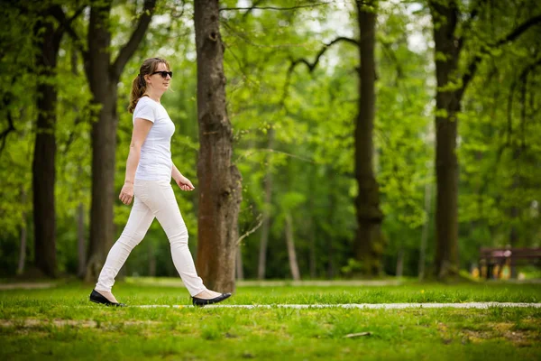 Femme Blanc Vêtements Décontractés Marche Dans Parc Printemps — Photo