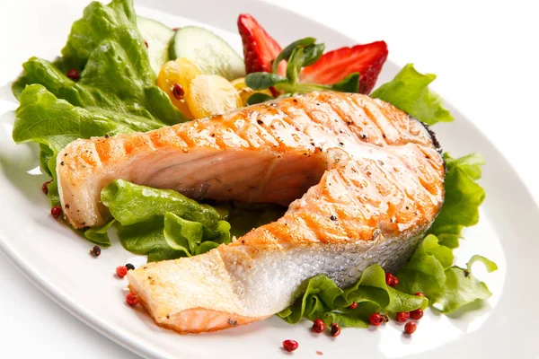 Lachs Mit Gemüse Serviert — Stockfoto