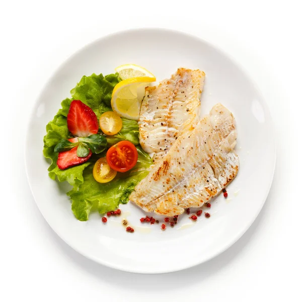 Gebackener Fisch Mit Tomaten Salat Und Zitrone — Stockfoto