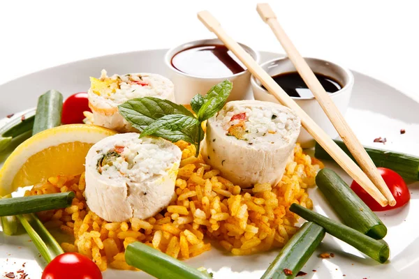 Rollos Pollo Con Arroz Picante Asiático Verduras Con Salsa Soja — Foto de Stock